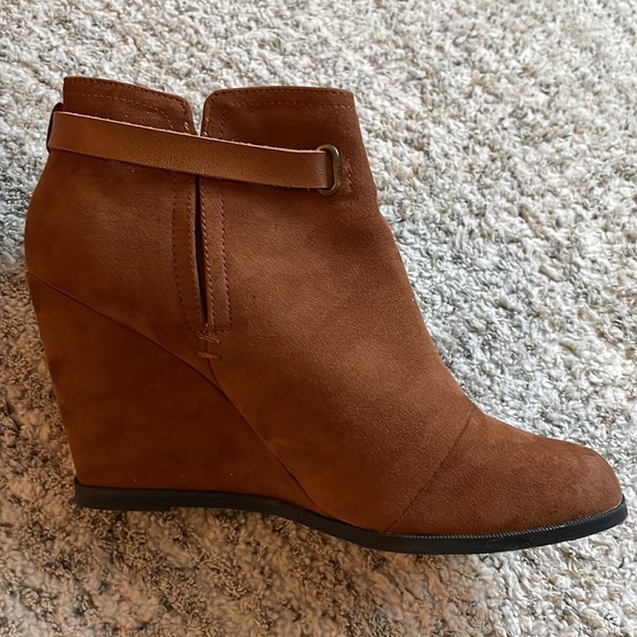 Maurice’s Suede Chestnut Wedges - Picture 3 of 9